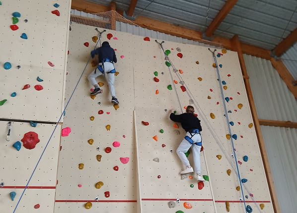 Séance d'escalade avec les jeunes des PEP18