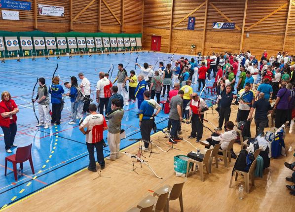 Photo de jeunes en situation Handicap lors d'une séance de Tir à l'arc indoor avec les PEP18