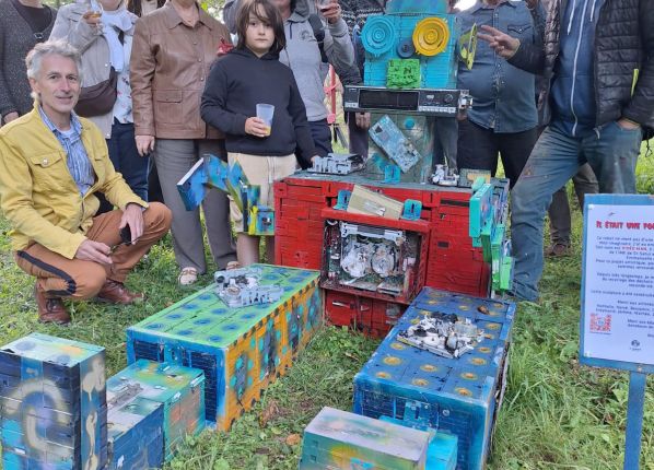 Photo d'un groupe d'enfant en activité pendant un atelier fabrication de personnages en carton  avec les PEP18