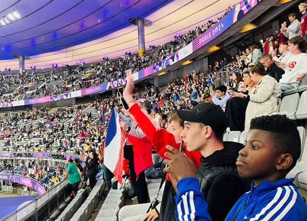 Photo de jeunes en situation Handicap au JO de Paris en 2025 en tribune avec les PEP18