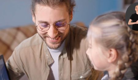 Un éducateur aide une jeune enfant à travailler dans le cadre de la Com360 du Cher